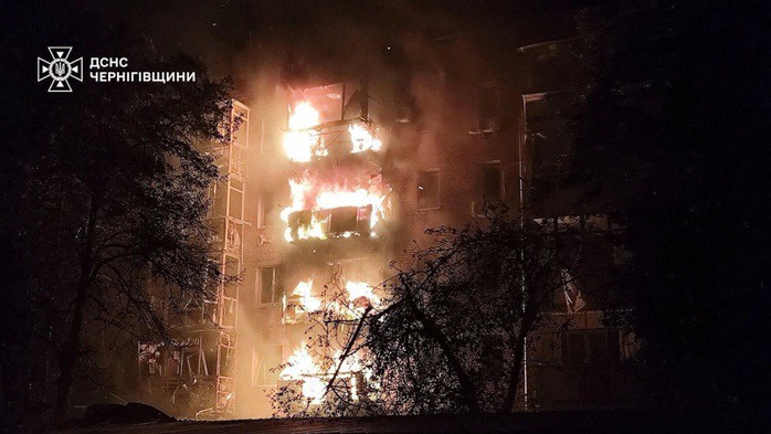 Ông Zelensky sắp gặp ông Donald Trump, Nga phóng hơn 300 drone, 37 tên lửa - 1
