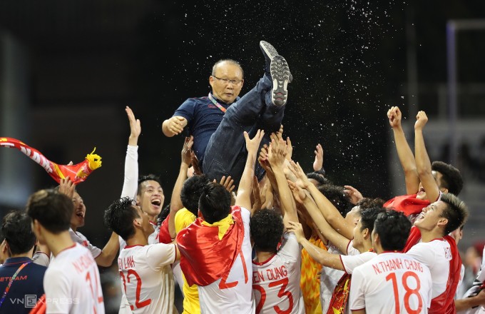 HLV Park Hang-seo được cầu thủ tung hô khi giúp U23 Việt Nam thắng U23 Indonesia 3-0 ở chung kết SEA Games 30 năm 2019 tại Philippines. Ảnh: Đức Đồng