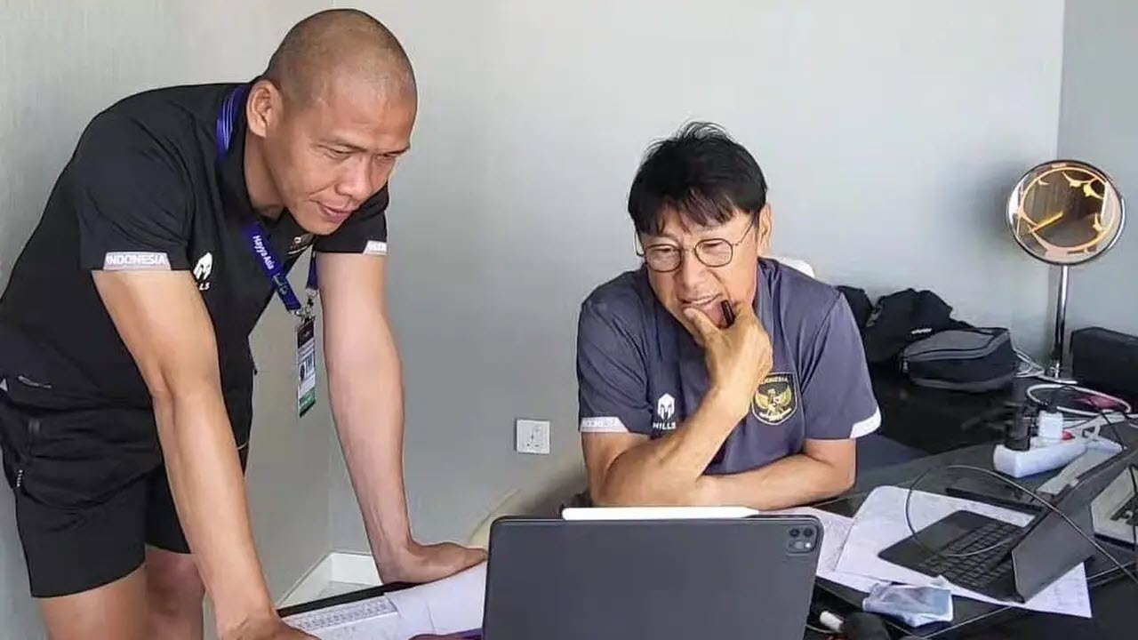 HLV Nova Arianto (trái) và HLV Shin Tae Yong có mối quan hệ tương đắc