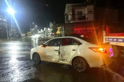 Tin tức trong ngày - Diễn biến mới vụ xe đoàn cứu trợ và chạm ô tô con, báo giá sửa chữa 91 triệu đồng