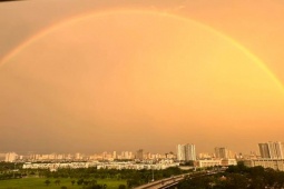 Tin tức trong ngày - Bầu trời Hà Nội vàng rực kỳ lạ, xuất hiện cầu vồng từ sáng sớm