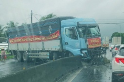 Xe chở hàng cứu trợ từ Đồng Tháp ra miền Bắc không may gặp tai nạn trên Quốc lộ 1