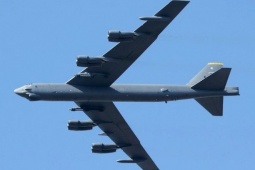 Ba 'pháo đài bay' B-52 của Mỹ đối mặt F-16 Venezuela