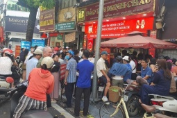 Kinh doanh - Giá vàng chiều 16/10: Chợ đen chạm ngưỡng 170 triệu đồng/lượng, nhiều người xếp hàng xuyên trưa chờ mua từng chỉ