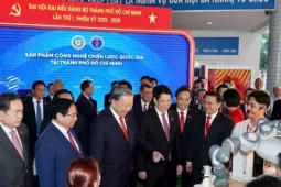 Khoảnh khắc nam sinh giới thiệu robot với Tổng Bí thư Tô Lâm gây 'bão' mạng