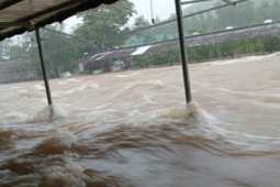 Mưa lớn, hàng nghìn học sinh ở Huế nghỉ học