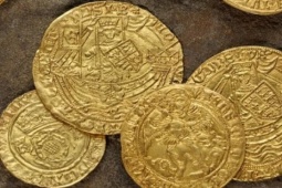 Thị trường - Tiêu dùng - Sửa hàng rào, 2 vợ chồng tìm thấy kho báu bằng vàng trị giá 8,1 tỷ đồng