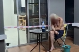 Chồng mù ngồi chờ vợ cả tối, hàng xóm bật đèn lên phát hiện bi kịch trong nhà