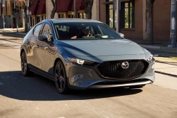 Giá xe Mazda3 cập nhật tháng 10/2025 các phiên bản sedan và hatchback