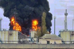 Thế giới - Video: Trúng đòn tập kích, nhà máy khí đốt Ukraine cháy dữ dội