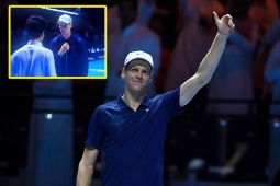 Sinner bị fan cuồng tiếp cận xin áo, phàn nàn mặt sân ở Six Kings Slam