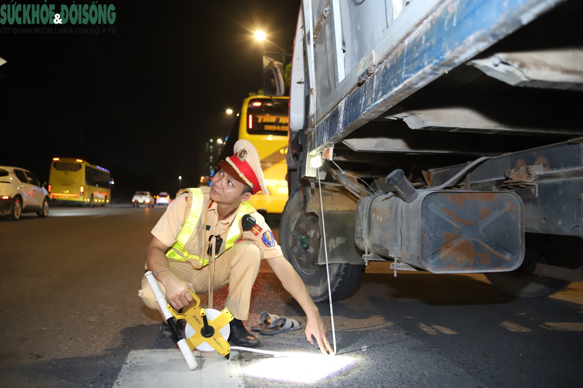 Tổ công tác kiểm tra các phương tiện vận tải hàng hóa có dấu hiệu quá khổ, quá tải và lập biên bản xử phạt các trường hợp vi phạm.