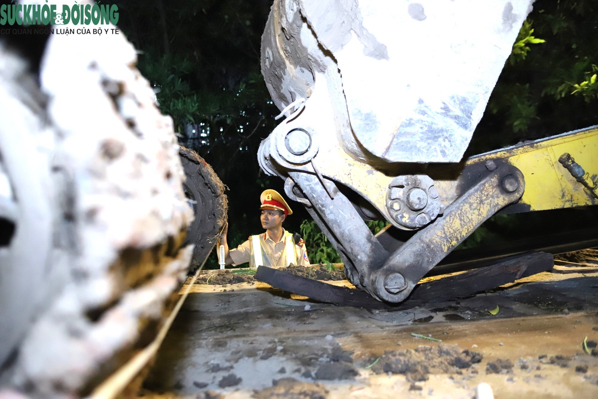 Tổ công tác kiểm tra các phương tiện vận tải hàng hóa có dấu hiệu quá khổ, quá tải và lập biên bản xử phạt các trường hợp vi phạm.
