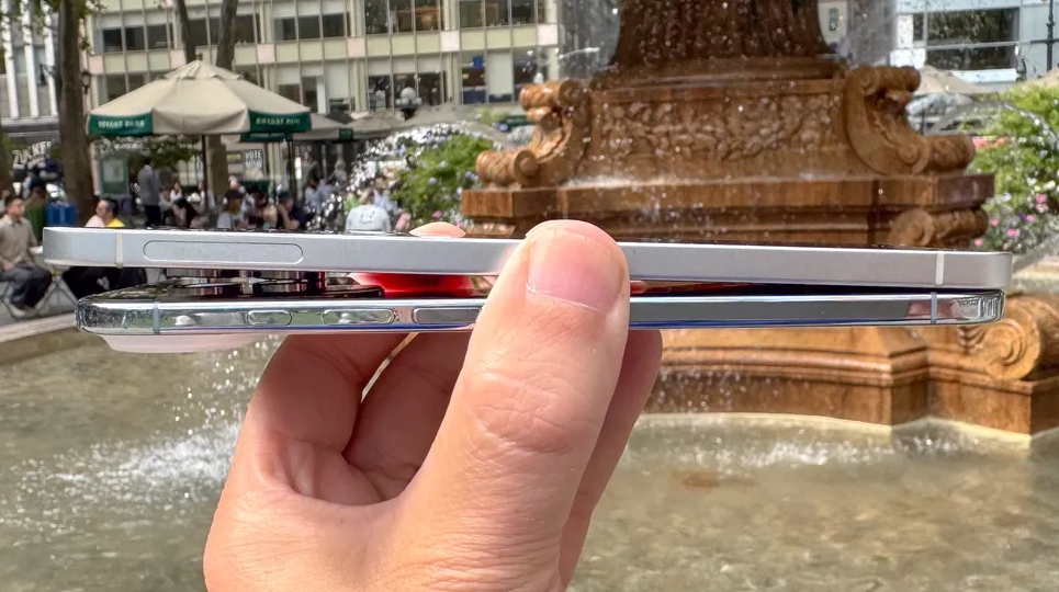 iPhone Air (dưới) và Galaxy S25 Edge (trên).
