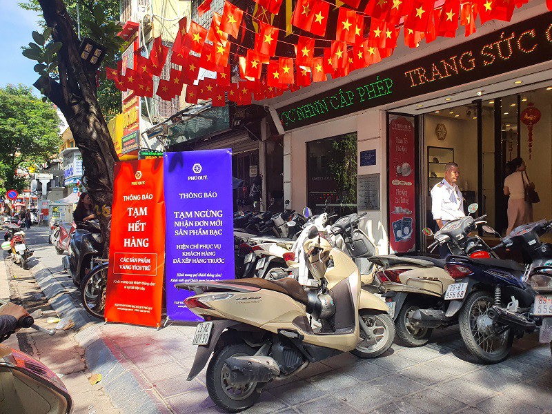 Cửa hàng này thông báo hết vàng và bạc ngay từ sáng sớm.
