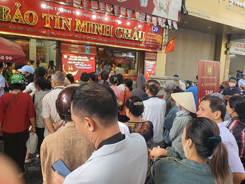 Hầu như ai cũng không muốn về vì sợ bỏ lỡ cơ hội mua vàng.