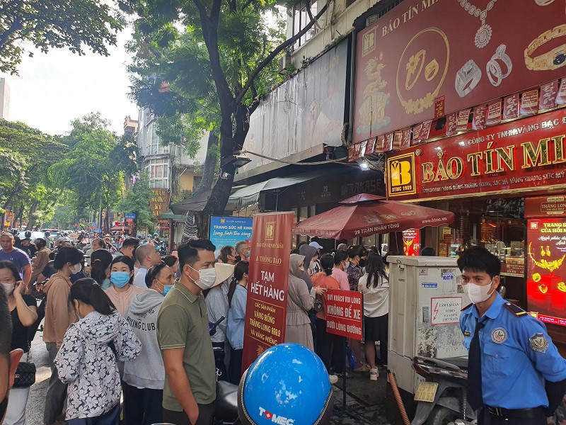 Dòng người đứng chen chúc trước cửa mặc dù tiệm vàng treo biển hết hàng từ sớm.