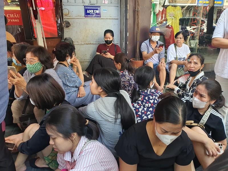 Nhiều người chờ từ sáng đến chiều chỉ để mua 1 chỉ vàng.