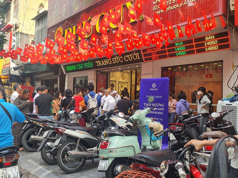 Cửa hàng liên tục điều chỉnh giá theo chiều hướng ngày càng tăng nhưng dân vẫn kéo nhau đi mua.