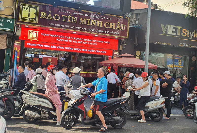 Một số người may mắn mua được vàng sẽ được nhiều người hỏi mua ngay ngoài cửa với giá chênh lệch cả triệu đồng.