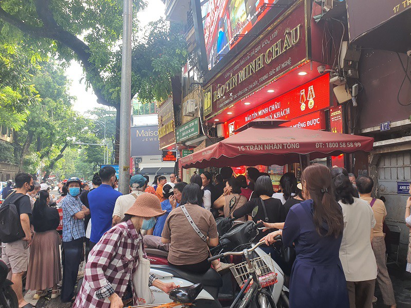 Người dân kiên trì xếp hàng bên ngoài tiệm vàng cả ngày để chờ mua vàng.