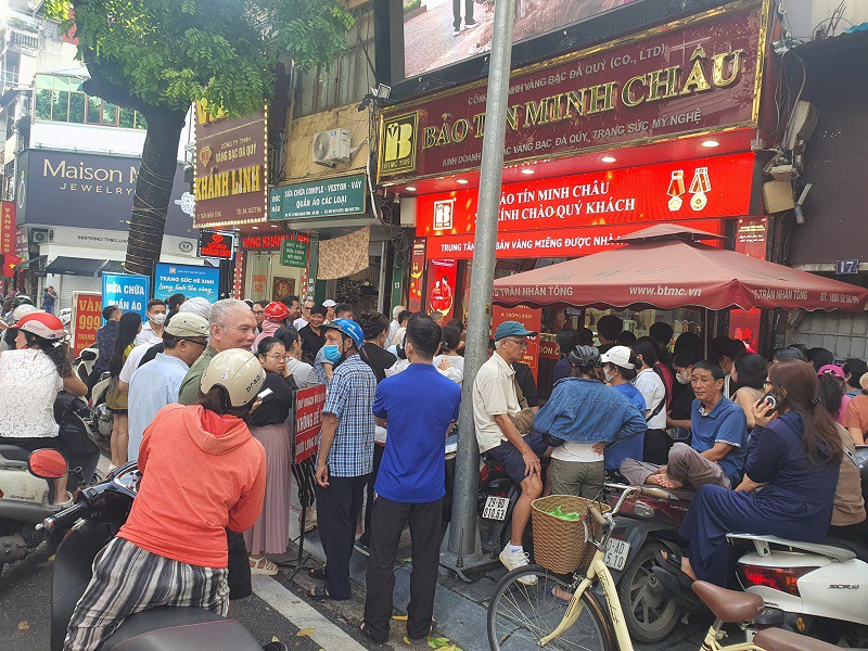 Hết buổi sáng, nhiều cửa hàng vẫn báo hết vàng nhưng nhiều người vẫn kiên trì chờ đợi.