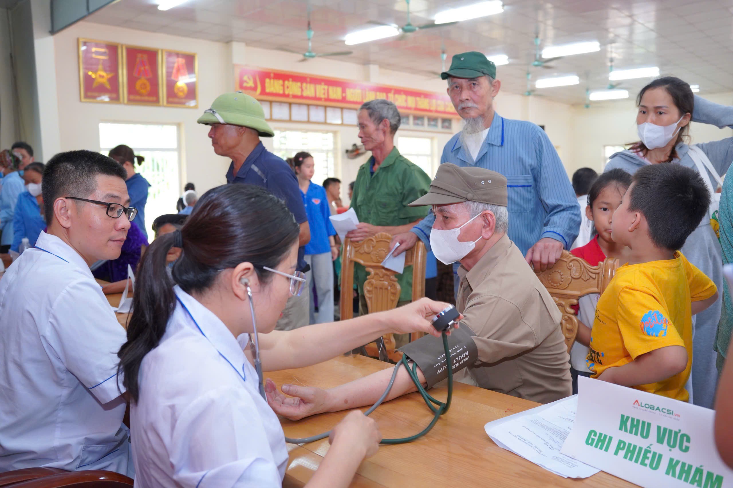 Từ đo huyết áp, đường huyết, siêu âm, điện tim đến phát thuốc miễn phí - bà con được chăm lo toàn diện