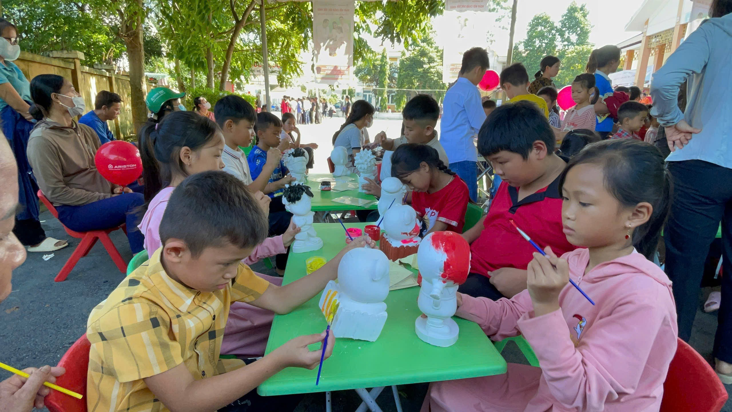 Khu vui chơi trong Ngày hội mang đến cho các em nhỏ niềm vui tô màu, tranh cát, ô ăn quan…