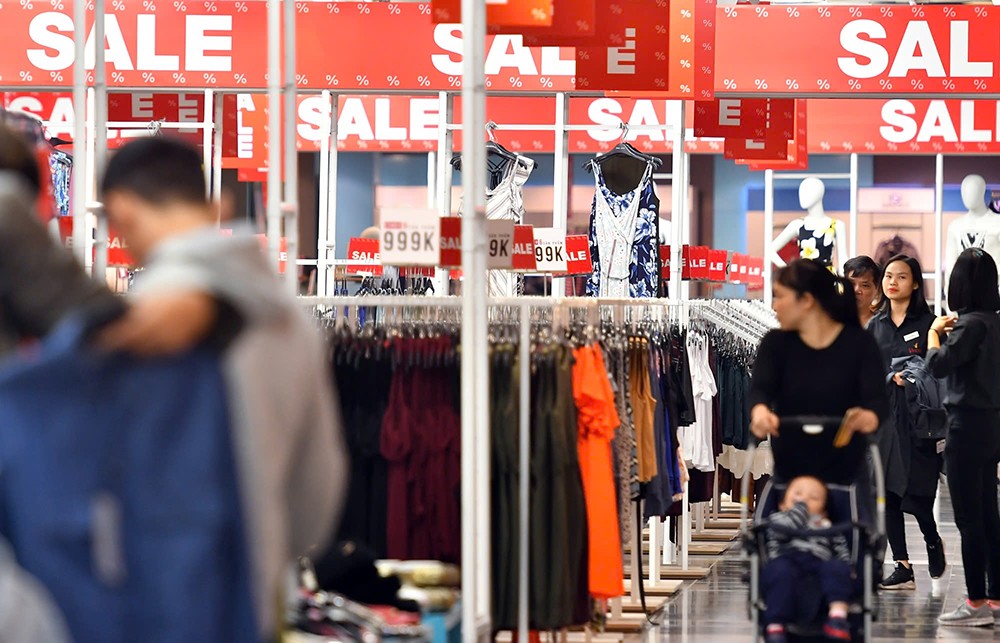 Người tiêu dùng đối mặt với nỗi lo giá cả thường trực vào dịp cuối năm. Ảnh: Việt Hưng