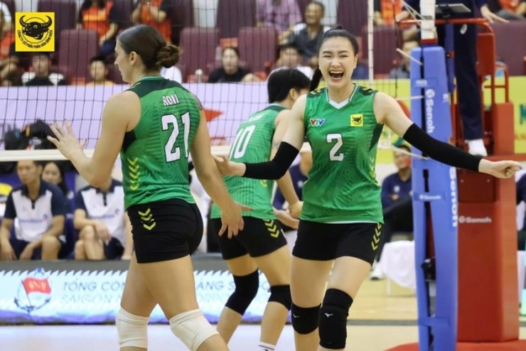 Kim Thanh (số 12) từ bỏ vai trò phụ công, chơi bùng nổ ở vị trí đối chuyền, chủ công, giúp Long An bảo vệ thành công ngôi vô địch. Ảnh Bình Điền Long An