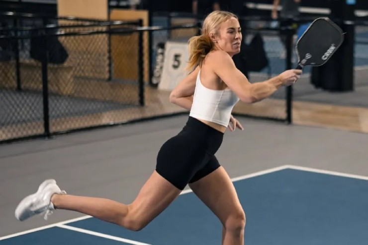 Thế giới cũng có nhiều VĐV nữ mặc đồ gym để chơi pickleball