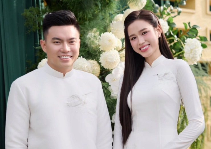 Chú rể Nguyễn Viết Vương chính thức lộ diện trong lễ ăn hỏi Hoa hậu Đỗ Thị Hà sáng 16/10.