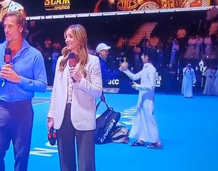 Sinner bị fan cuồng tiếp cận xin áo, phàn nàn mặt sân ở Six Kings Slam - 2