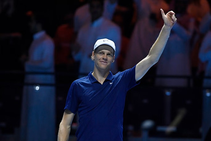 Sinner bị fan cuồng tiếp cận xin áo, phàn nàn mặt sân ở Six Kings Slam