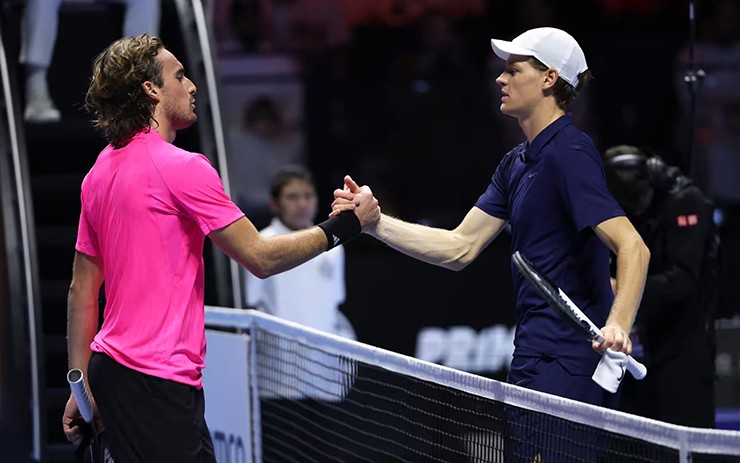 Jannik Sinner đã có một màn trình diễn áp đảo hoàn toàn trước Tsitsipas