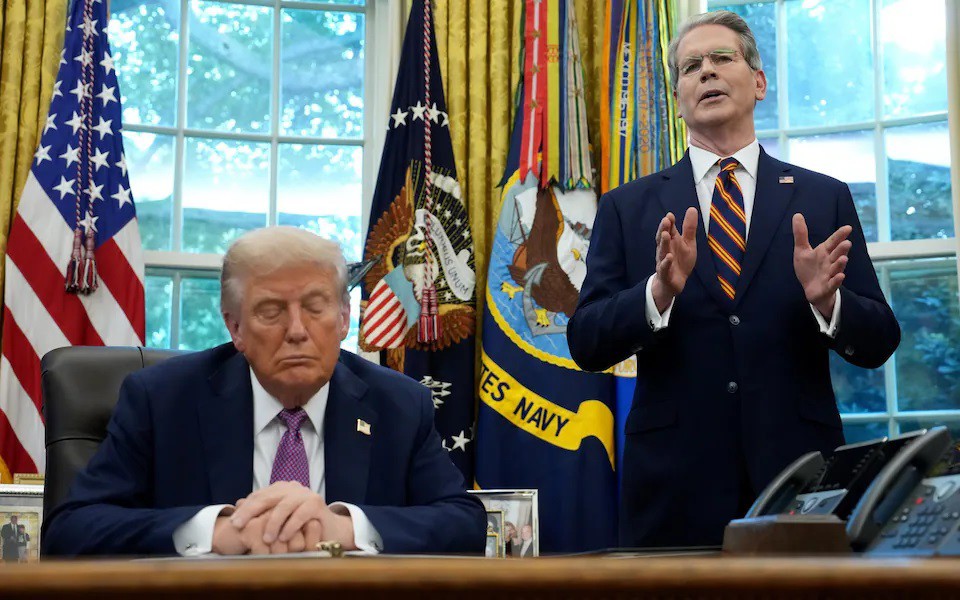 Ông Trump và Bộ trưởng Tài chính Mỹ Scott Bessent (ảnh: Getty)