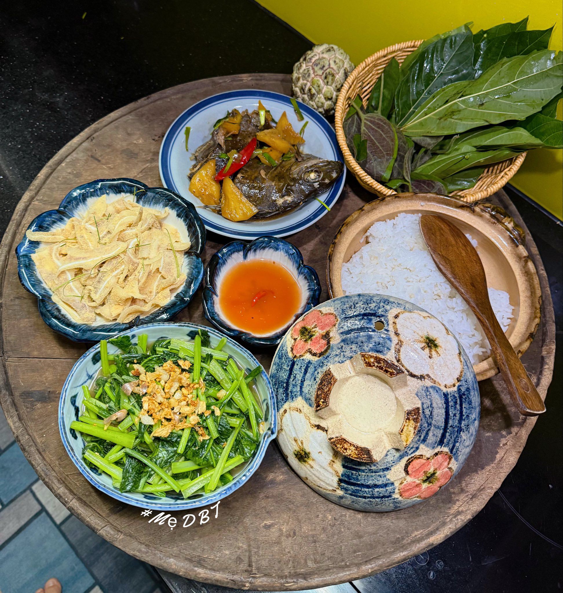 Cá dìa kho thơm - Cải ngọt xào tỏi - Nem tai&nbsp;