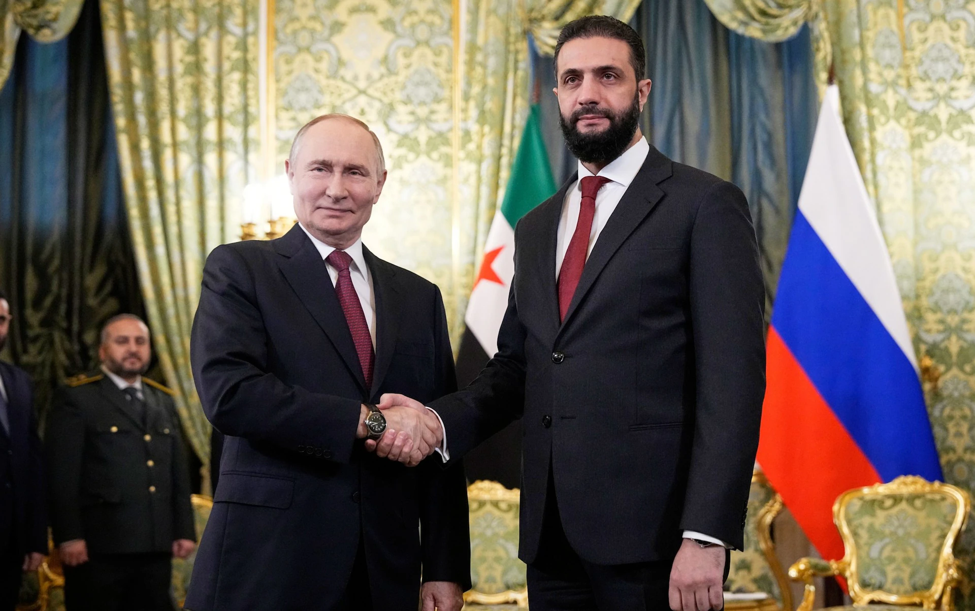 Tổng thống Nga Vladimir Putin bắt tay Tổng thống lâm thời Syria ở Moscow. Ảnh: EPA.