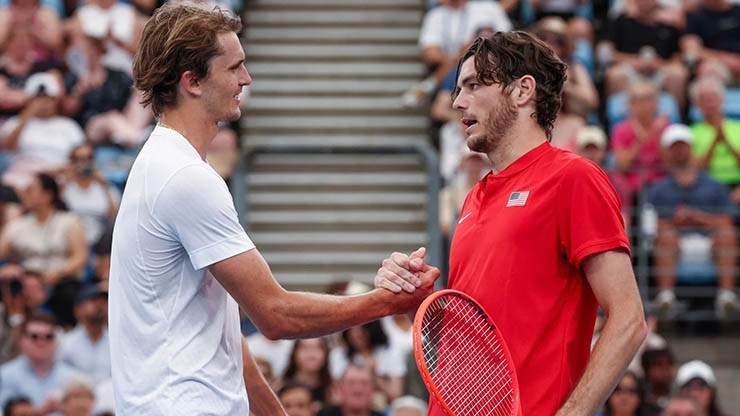 Zverev (bên trái) và Fritz so tài hấp dẫn