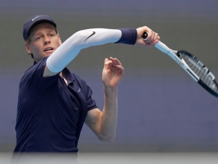 Sinner hẹn đấu Djokovic ở bán kết 6 Kings Slam