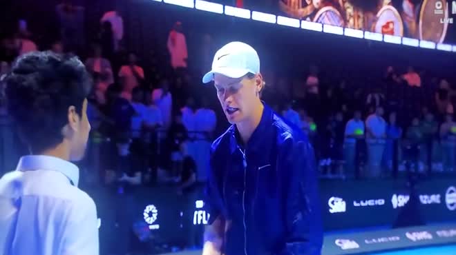 Sinner bị fan cuồng tiếp cận xin áo, phàn nàn mặt sân ở Six Kings Slam