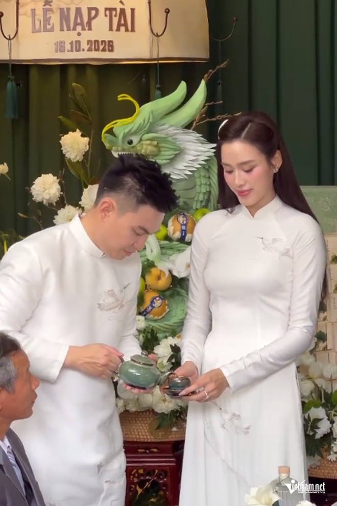 Đỗ Thị Hà dâng trà mời đại diện hai bên gia đình.