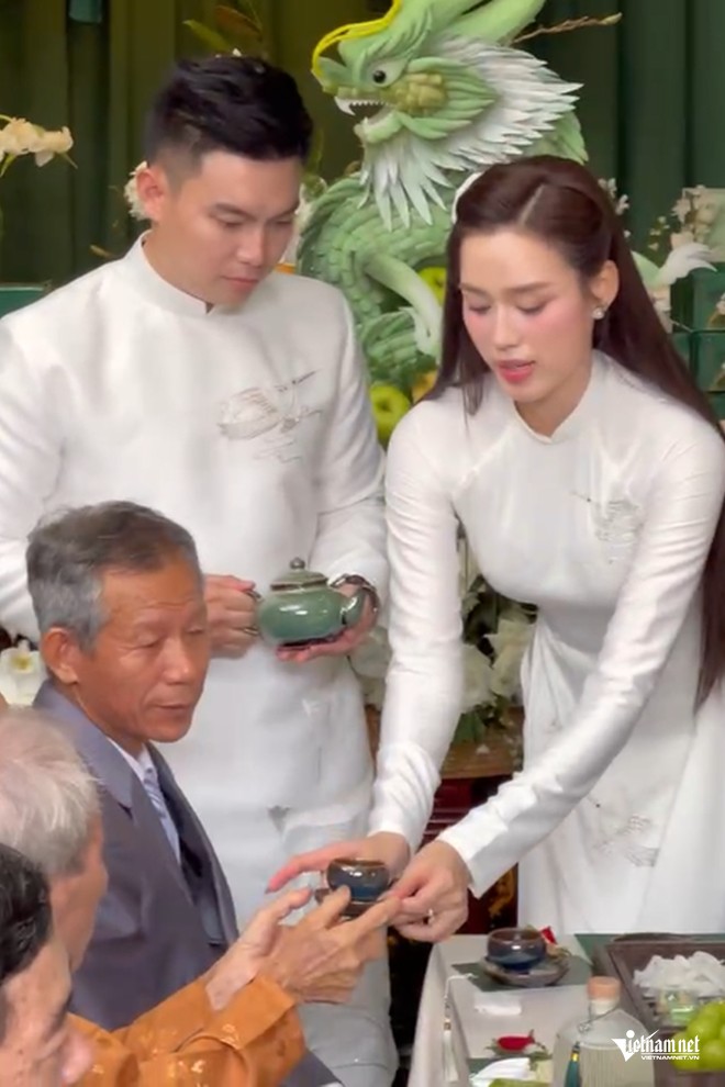 Đỗ Thị Hà dâng trà mời đại diện hai bên gia đình.
