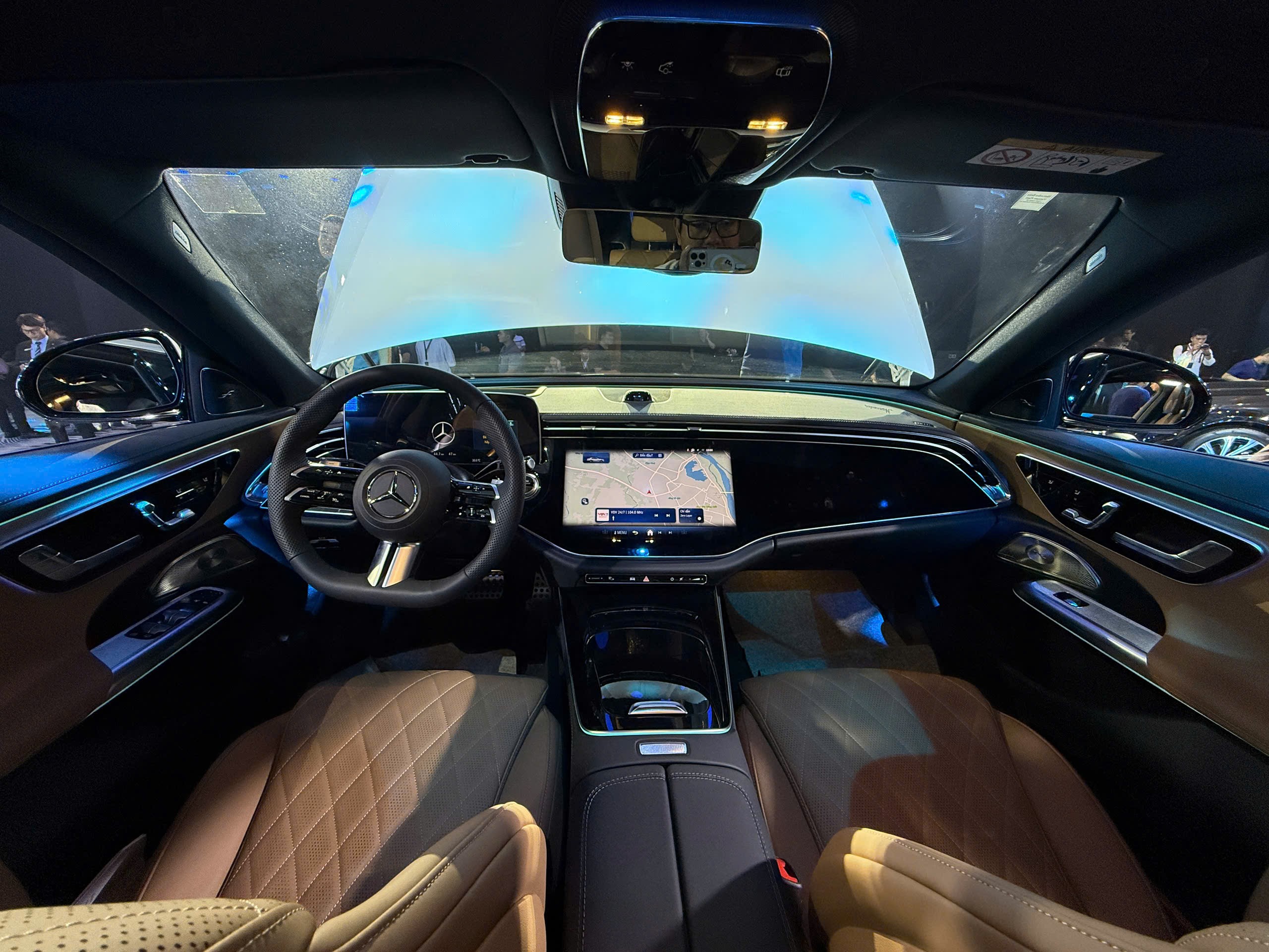 Không gian nội thất sang trọn với ba màn hình cỡ lớn.