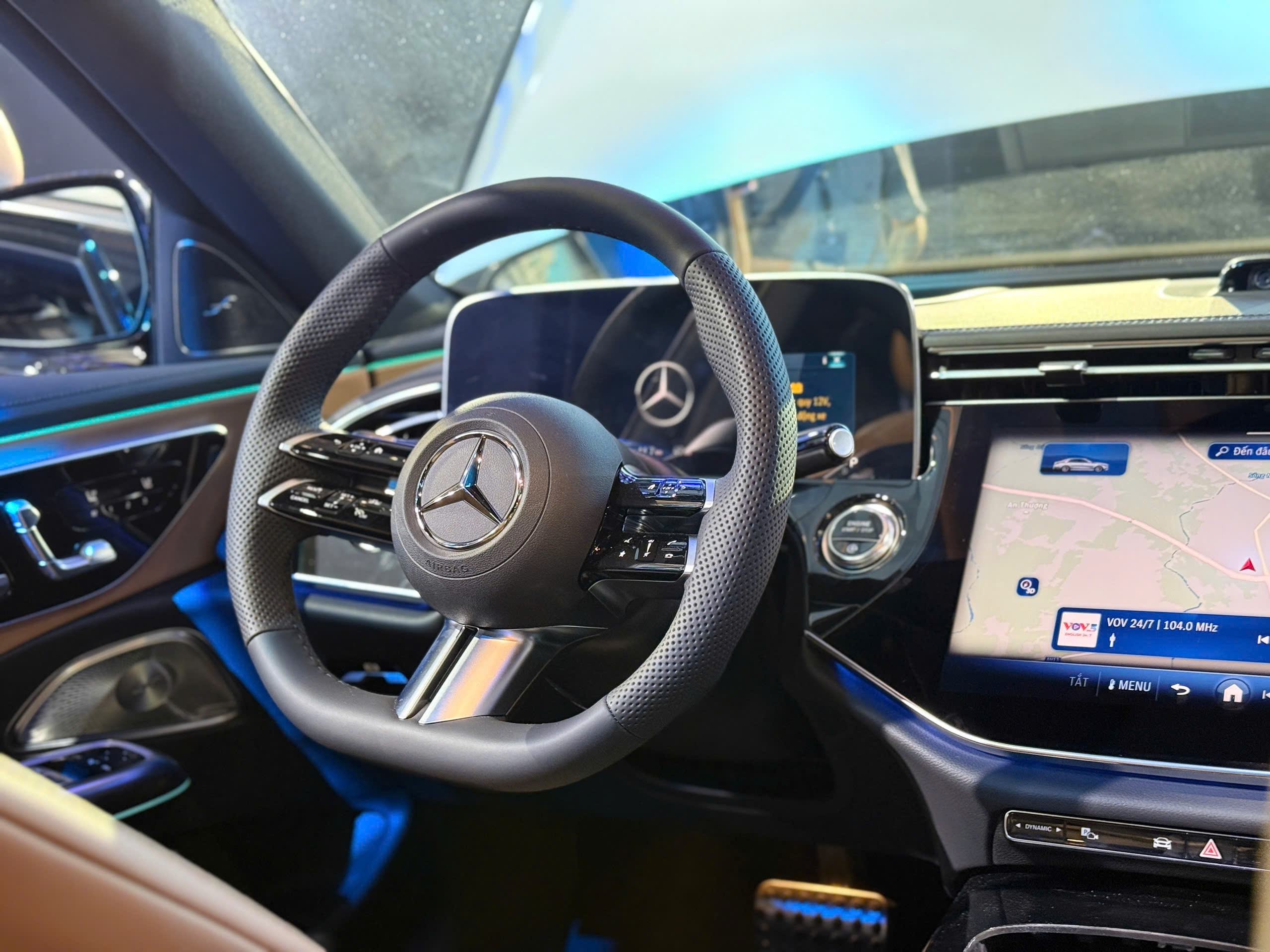 Ra mắt Mercedes-Benz E-Class mới tại Việt Nam, giá hơn 2,4 tỷ đồng - 12