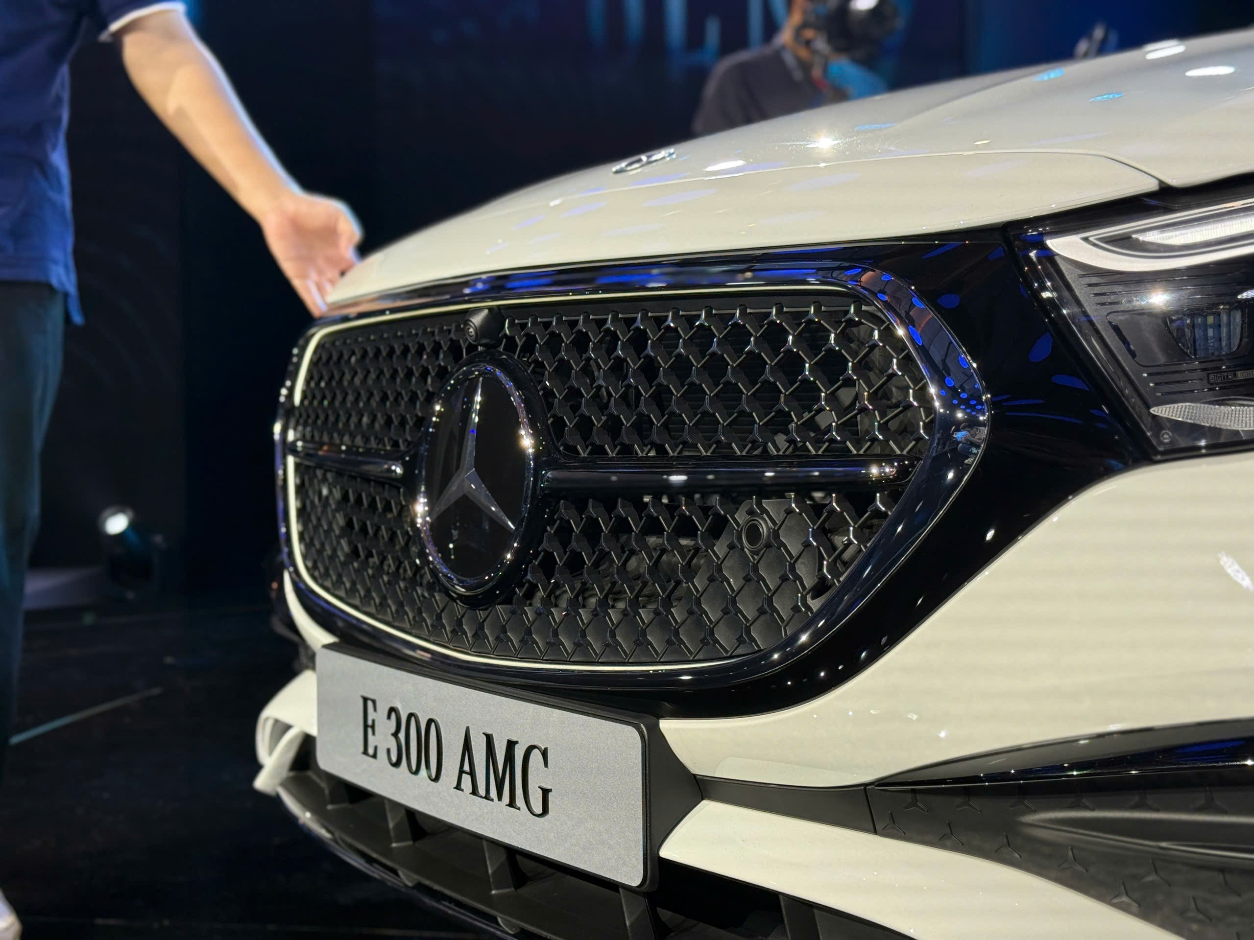 Ra mắt Mercedes-Benz E-Class mới tại Việt Nam, giá hơn 2,4 tỷ đồng - 4