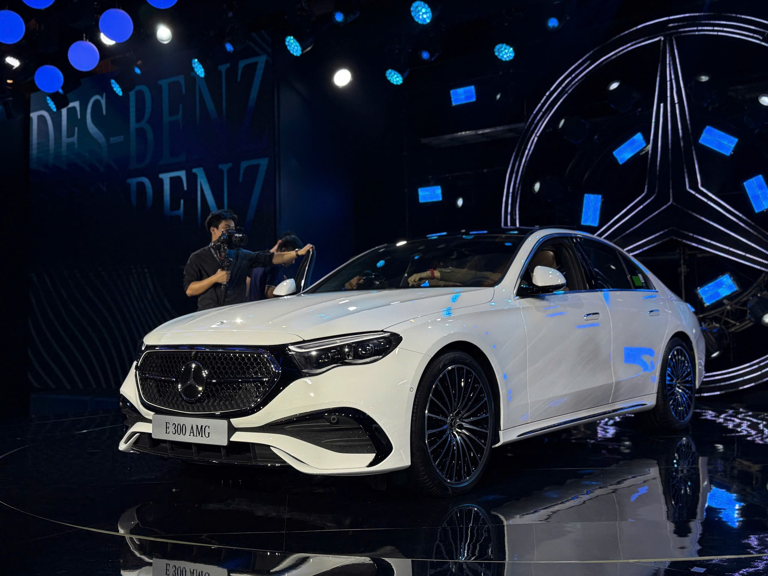 Ra mắt Mercedes-Benz E-Class mới tại Việt Nam, giá hơn 2,4 tỷ đồng - 2