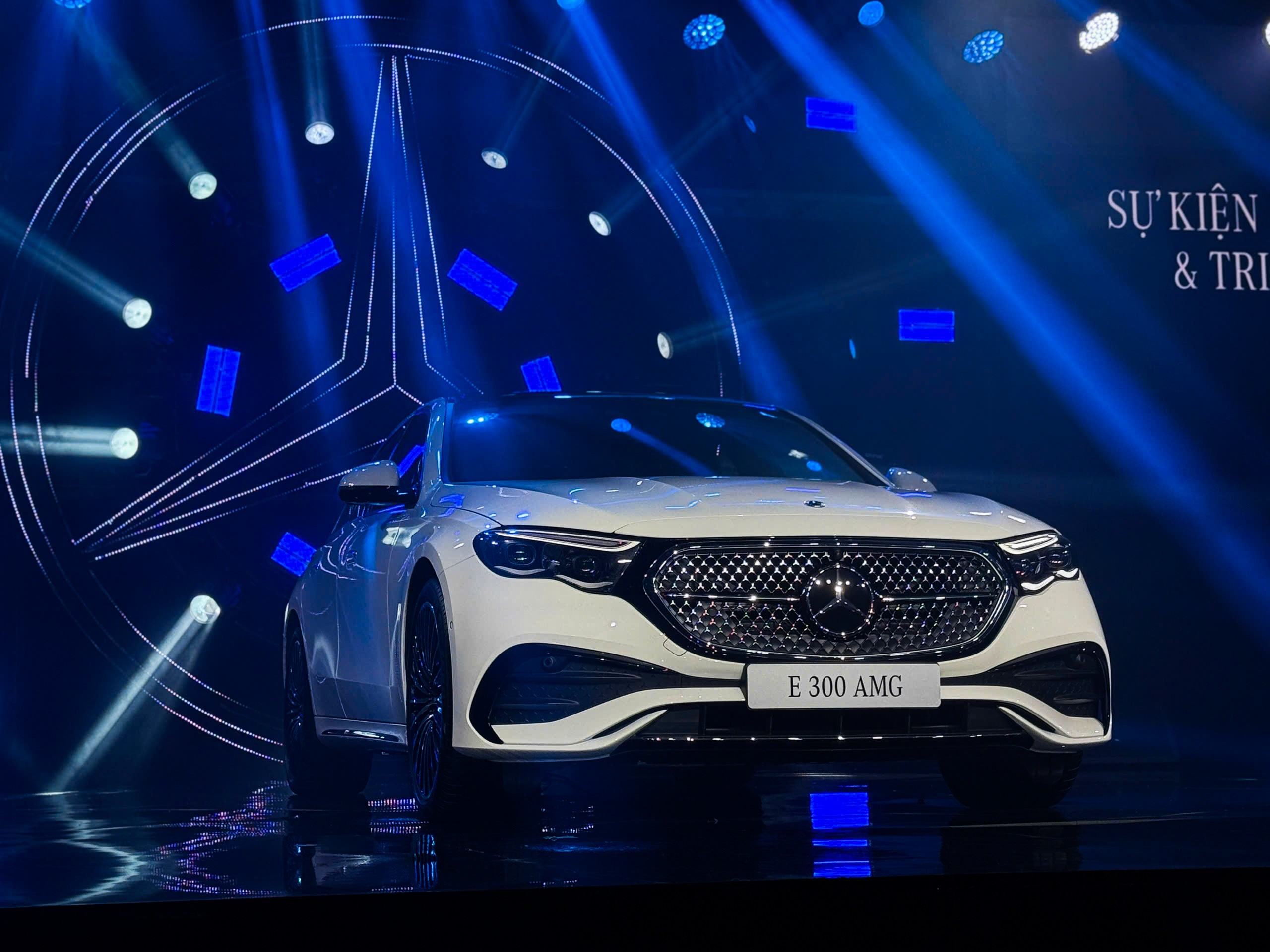 Ra mắt Mercedes-Benz E-Class mới tại Việt Nam, giá hơn 2,4 tỷ đồng - 1