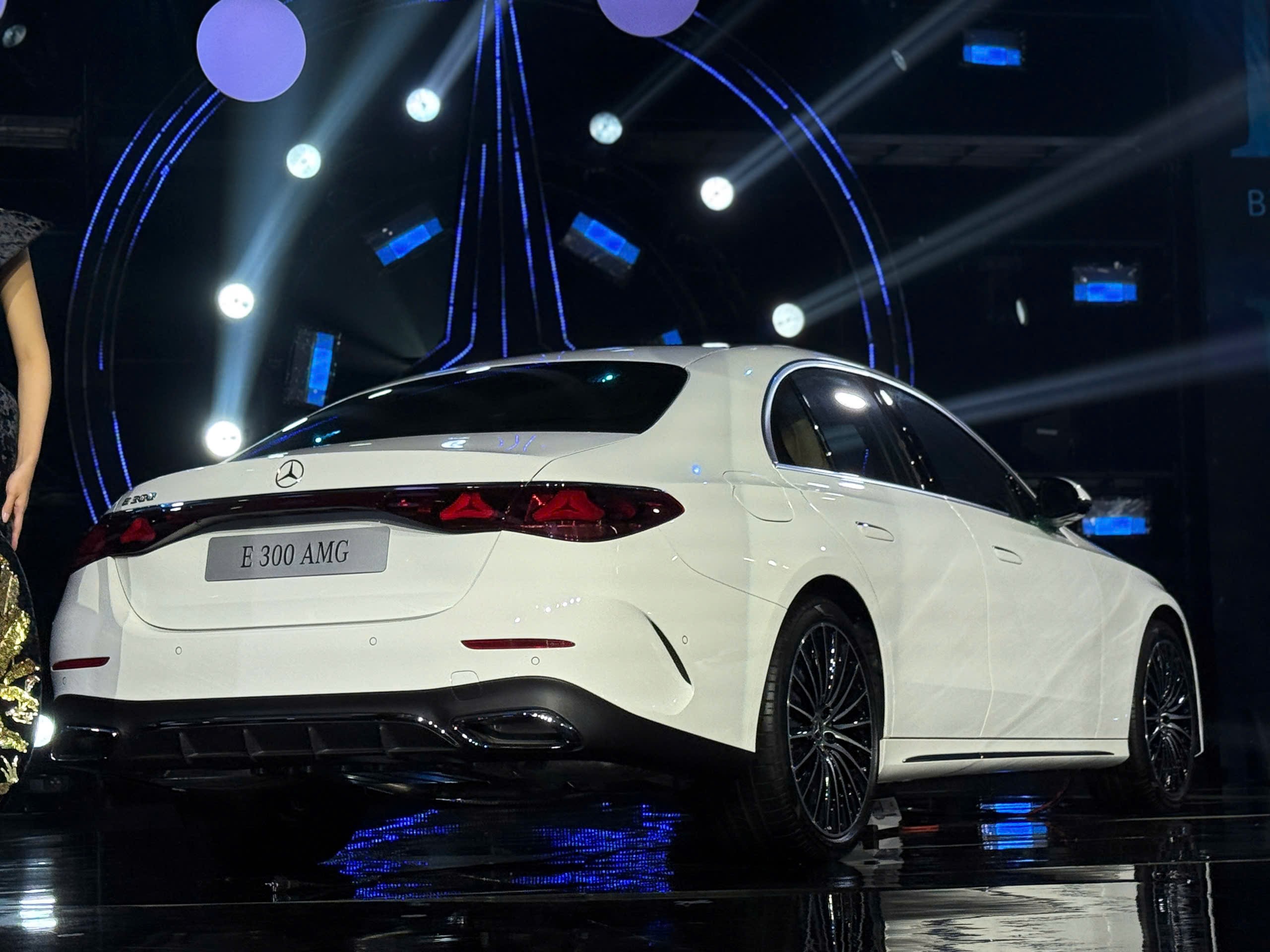 Ra mắt Mercedes-Benz E-Class mới tại Việt Nam, giá hơn 2,4 tỷ đồng - 3