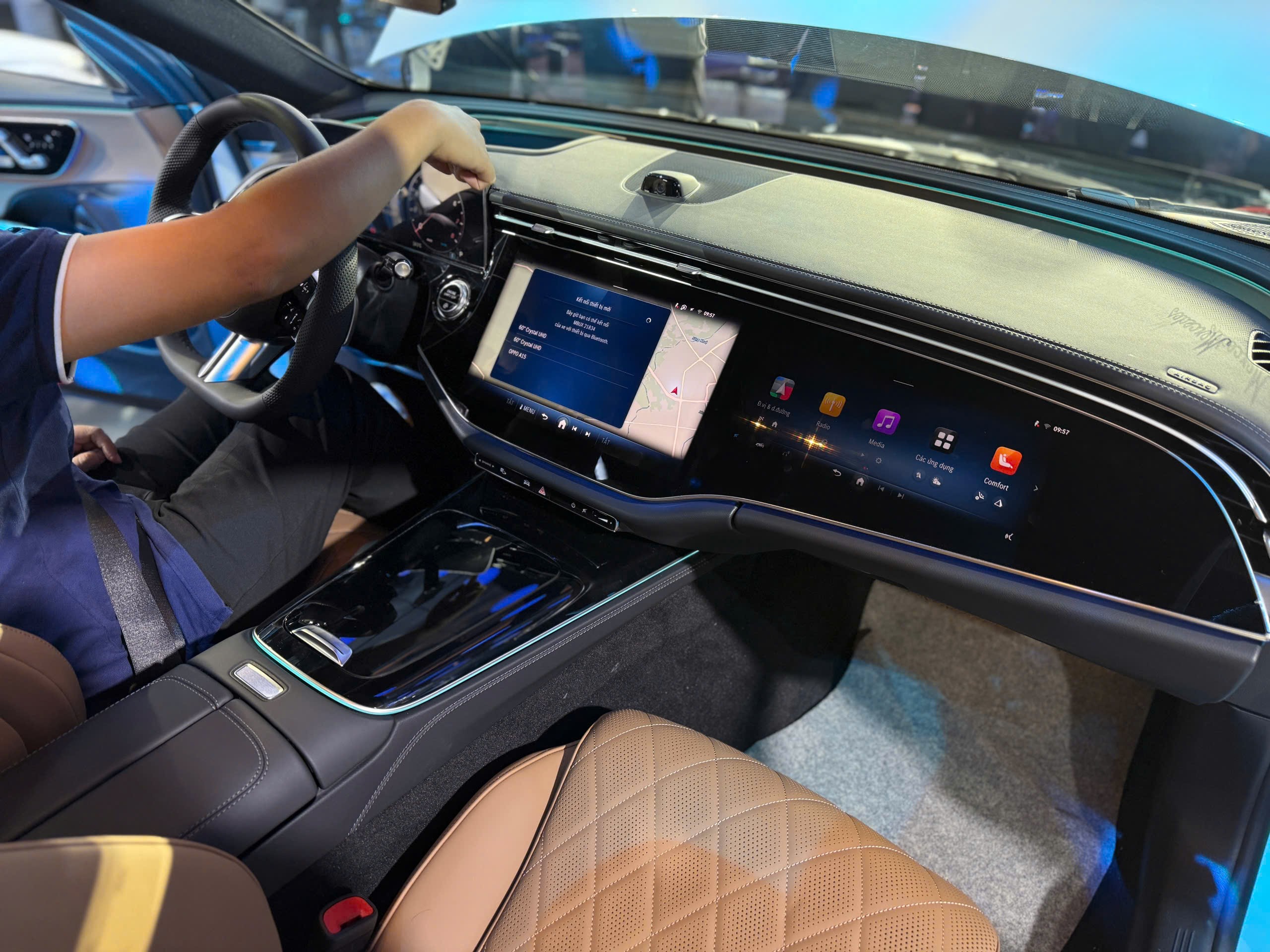 Ra mắt Mercedes-Benz E-Class mới tại Việt Nam, giá hơn 2,4 tỷ đồng - 11